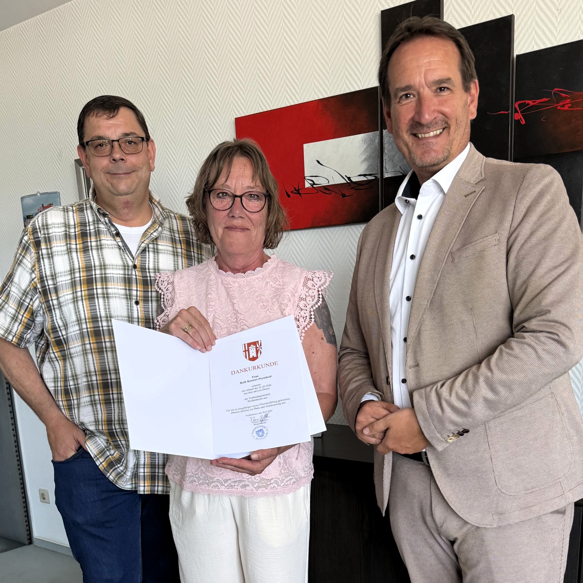 Verabschiedung Ruth Kreuter-Perscheid Ruth Kreuter-Perscheid steht zwischen Bürgermeister Przybylla und dem Vorsitzenden des Personalrats, Marko Röser, mit ihrer Urkunde.