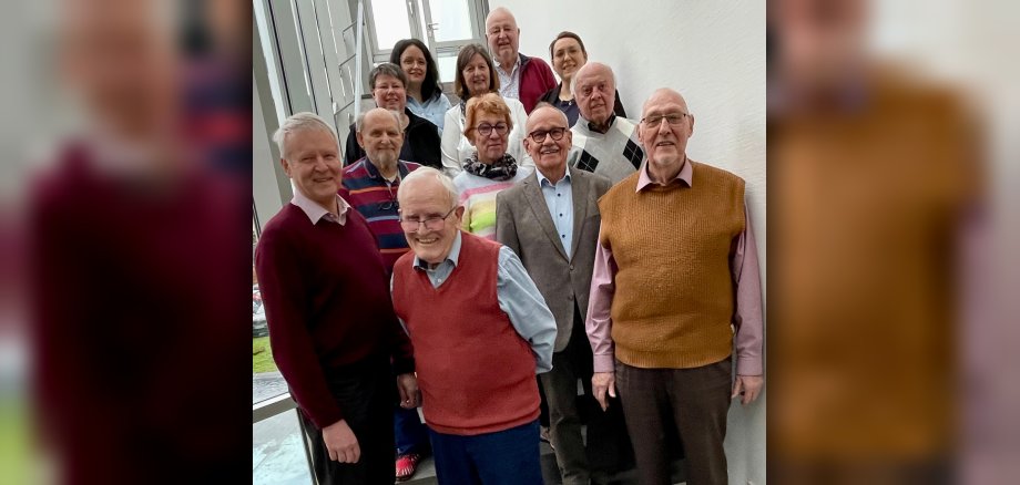 Die Mitglieder des Seniorenbeirates stehen auf einer Treppe neben dem Ratssaal der VG.