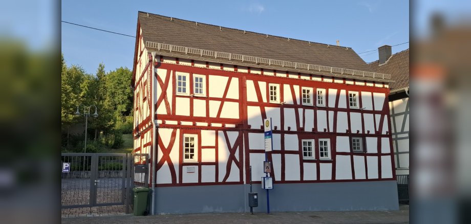 In einem historischen Fachwerkhaus mit roten Balken war bislang ein Café. 