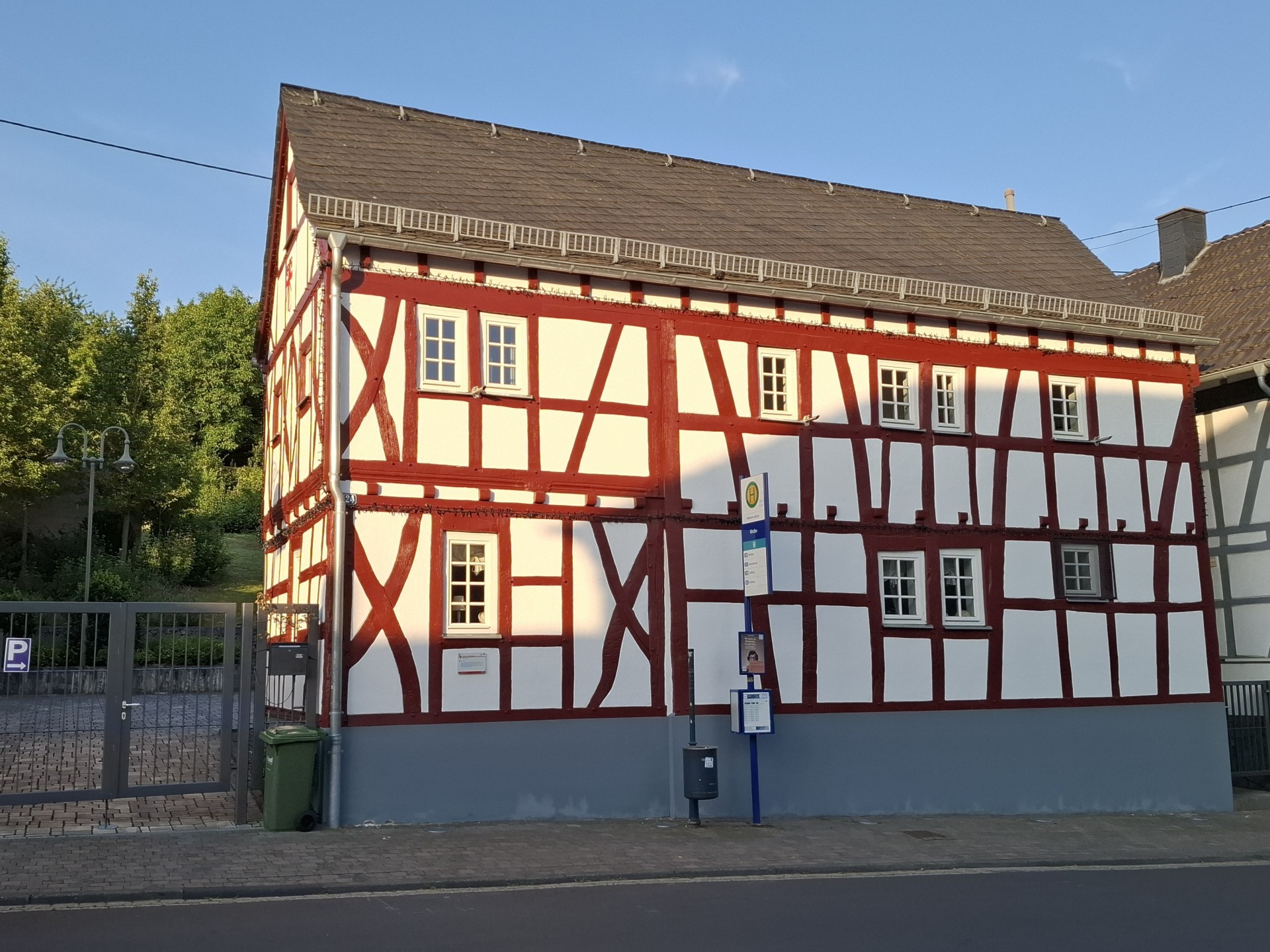 Verpachtung Ladenlokal Ansicht Straße In einem historischen Fachwerkhaus mit roten Balken war bislang ein Café.