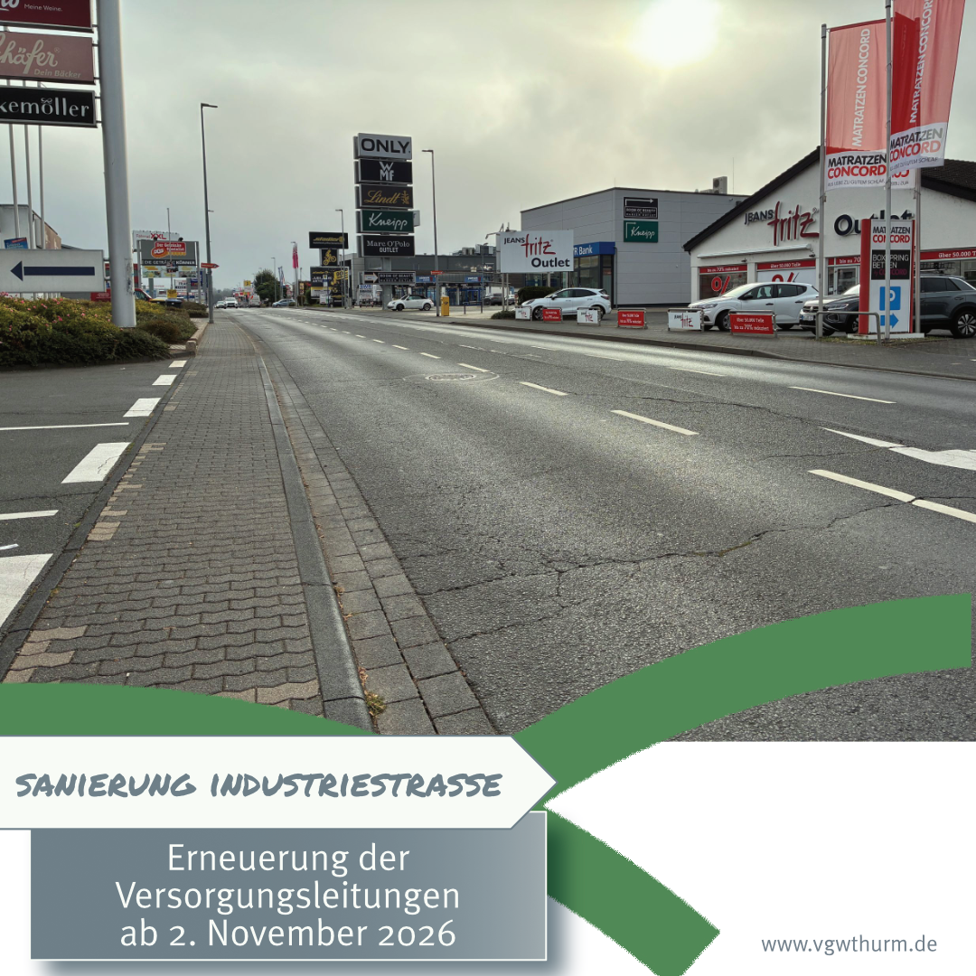 In Nahaufnahme sind die Schäden an der Fahrbahn der Industriestraße zu sehen.