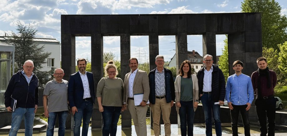 Start kommunale Wärmeplanung Foto VG-Bürgermeister Thomas Przybylla steht mit weiteren Bürgermeistern aus der VG und Vertretern der SYNA vor dem Rathaus.