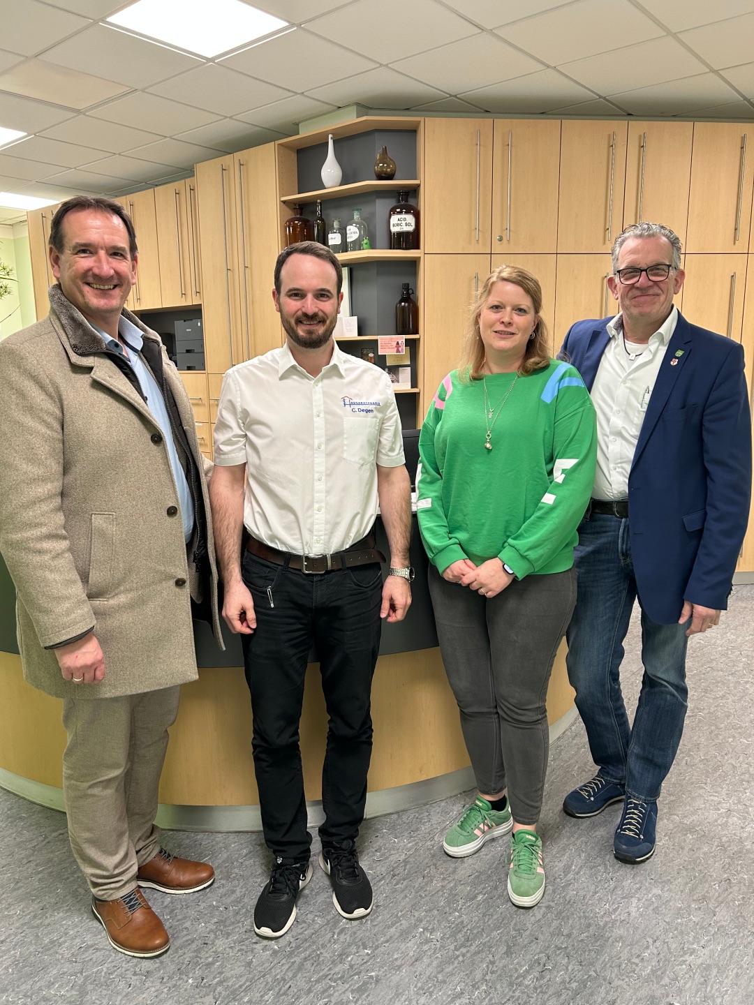 Dr. Christoph Degen steht mit Bürgermeister Thomas Przybylla, Stadtbürgermeister Gerd Harner und Kristina Uerz von der Wirtschaftsförderung am Empfang der Praxis.