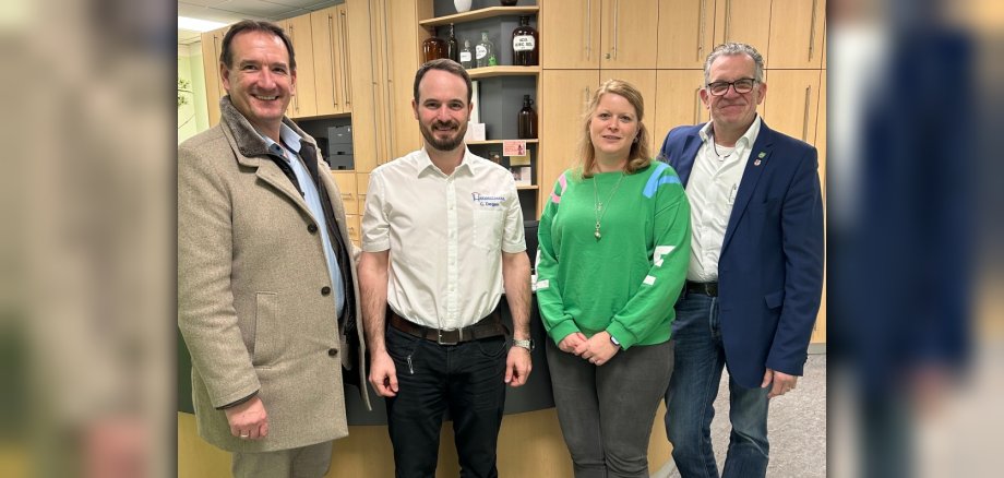 Dr. Christoph Degen steht mit Bürgermeister Thomas Przybylla, Stadtbürgermeister Gerd Harner und Kristina Uerz von der Wirtschaftsförderung am Empfang der Praxis.