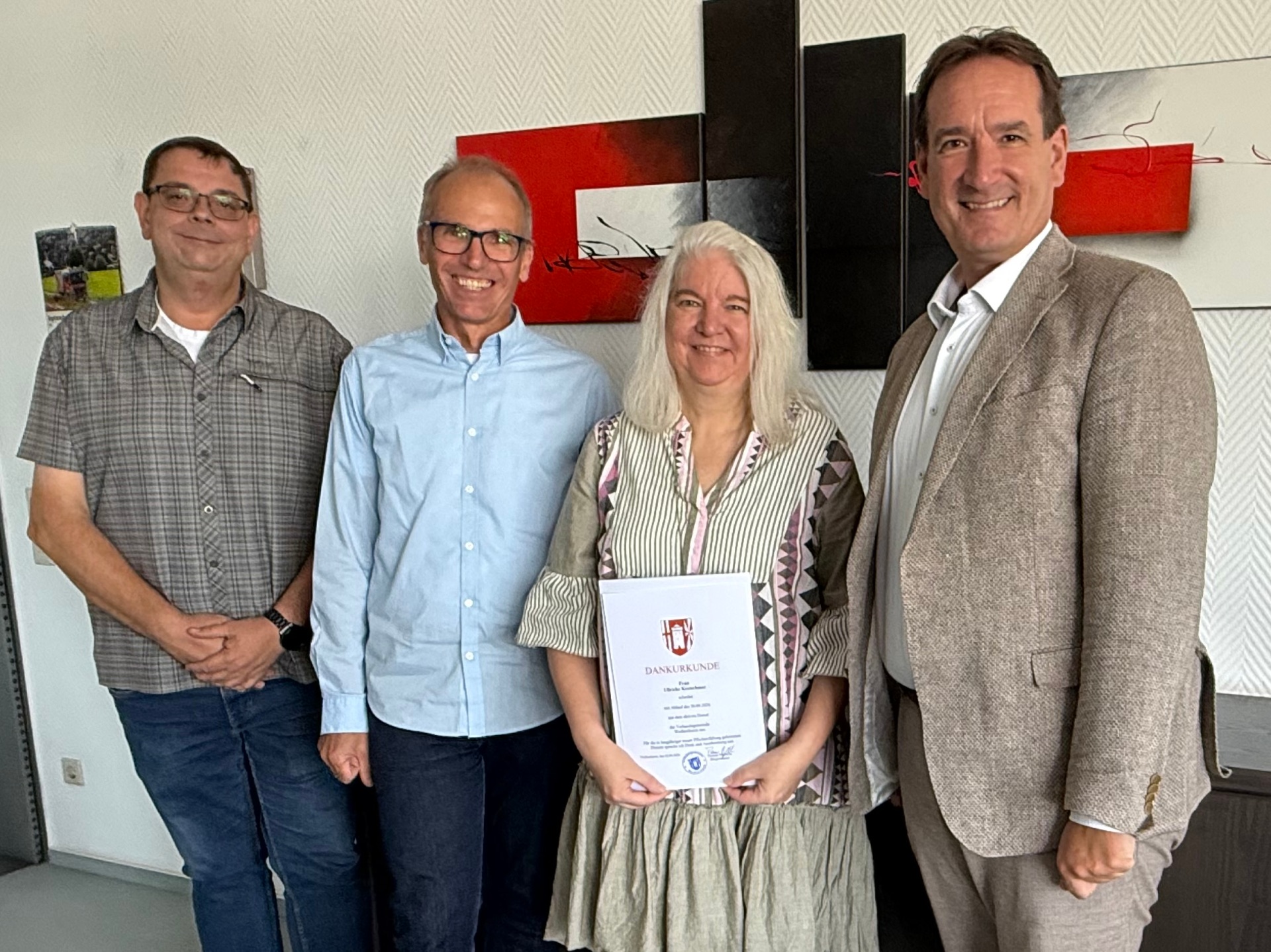 Verabschiedung Ullricke Kretschmer Ullricke Kretschmer steht mit ihrer Dankurkunde mit Bürgermeister Przybylla, Fachbereichsleiter Sven Normann und dem Vorsitzenden des Personalrats, Marko Röser, im Büro des Bürgermeisters.