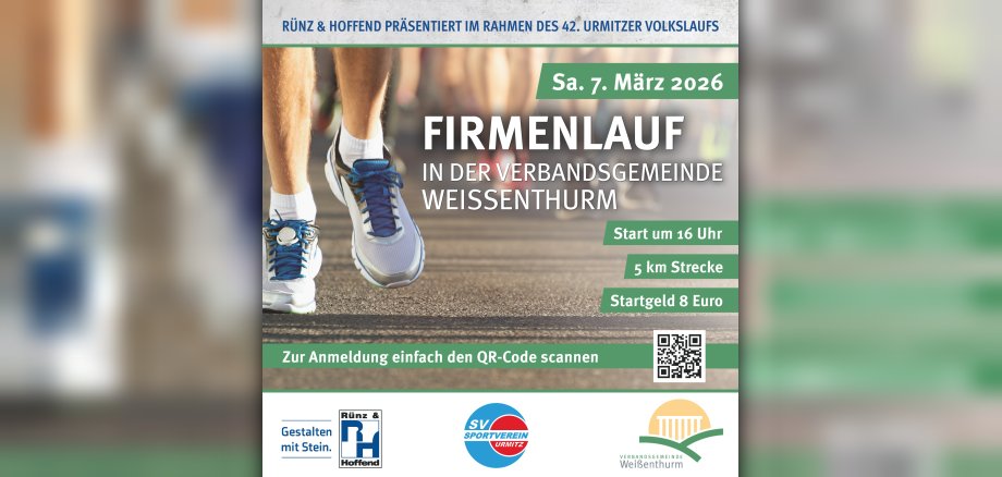 Füße und Unterschenkel einer Person, die mit Sportschuhen über eine Straße läuft, sind umgeben von den Angaben zu Ort und Zeit des Firmenlaufs.