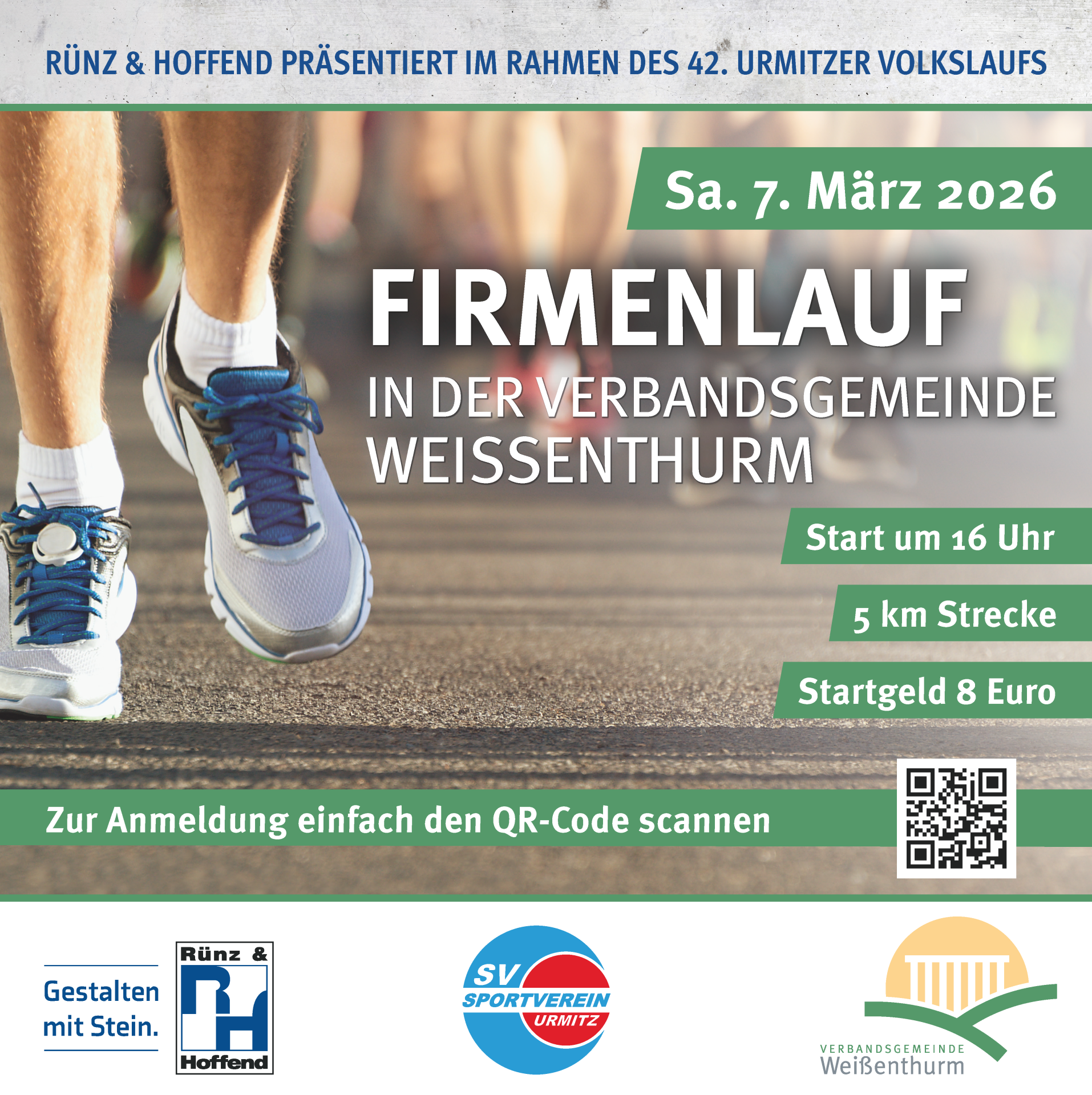 Füße und Unterschenkel einer Person, die mit Sportschuhen über eine Straße läuft, sind umgeben von den Angaben zu Ort und Zeit des Firmenlaufs.