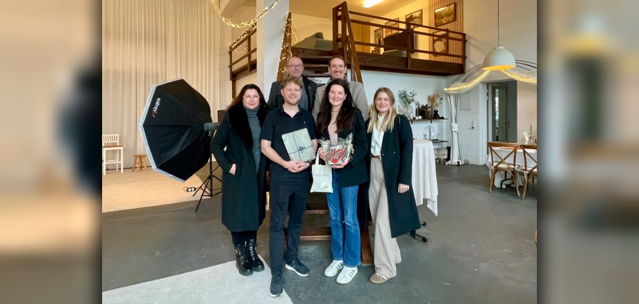 In den Räumen der neu eröffneten Agentur stehen der VG-Bürgermeister Thomas Przybylla, Stadtbürgermeister Johannes Juchem, VG-Wirtschaftsförderin Kim Lachmann, die Agentur-Gründer Nelly Ziegenbein und Simon Zimpfer mit Sängerin Ina Hauffe.