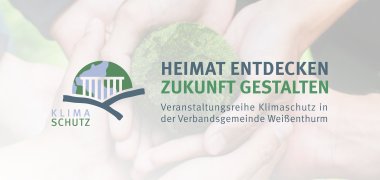 Vor Händen, die eine Mooskugel in Form des Erdballs halten, das Klimaschutzlogo der VG und den Schriftzug: Heimat entdecken - Zukunft gestalten. Veranstaltungsreihe Klimaschutz in der Verbansdsgemeinde Weißenthurm