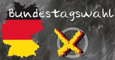 Auf einem grauen Untergrund ist links der Umriss der Bundesrepublik in den Farben Schwarz, rot und gelb zu sehen, rechts daneben ein weißer Kreis mit einem gelben Kreuz, darüber der Schriftzug Bundestagswahl. 