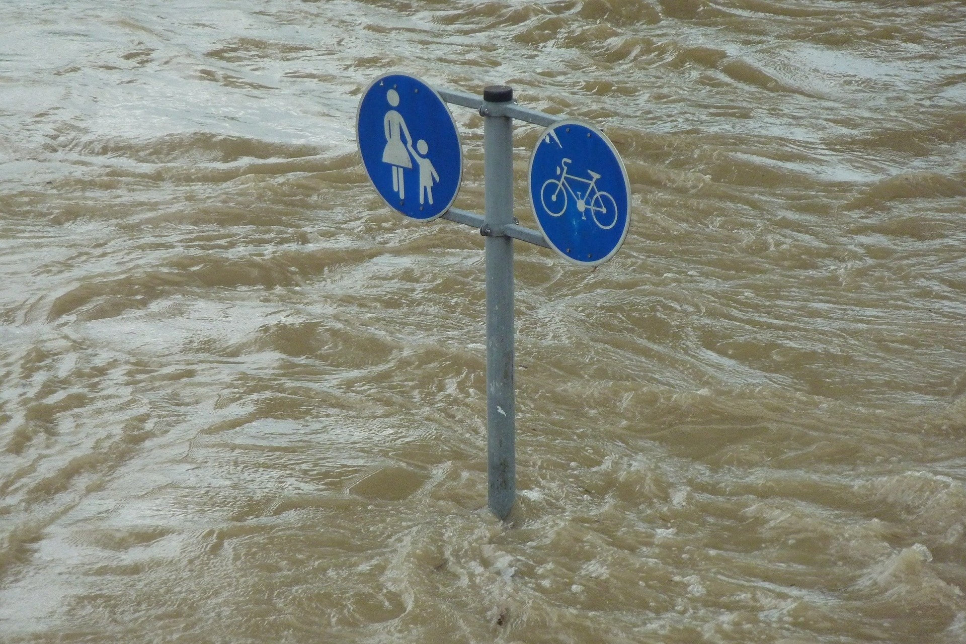 Hochwasser  Das Radfahrschild und das Fußgängerschild ist vom Hochwasser Überschwämt.