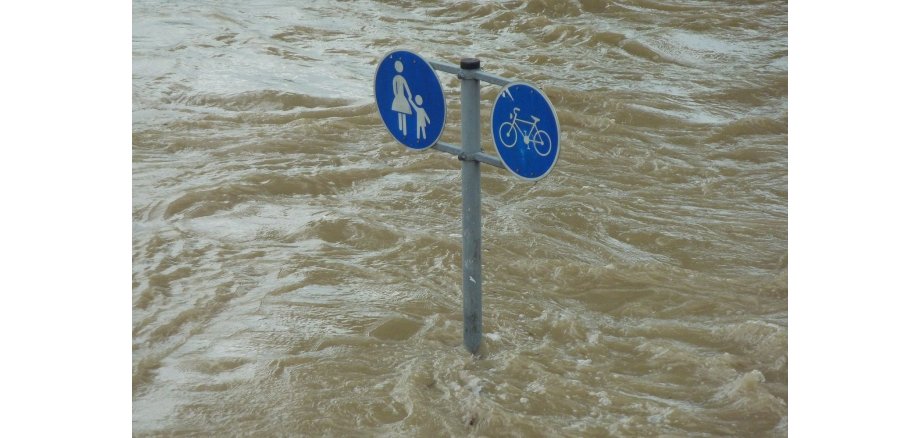 Das Radfahrschild und das Fußgängerschild ist vom Hochwasser Überschwämt.  