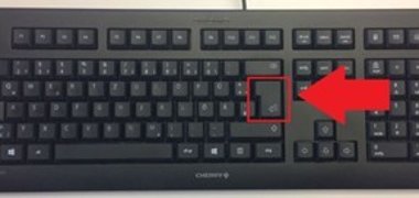 Computer-Tastatur mit rot umrandeter Return-Taste.