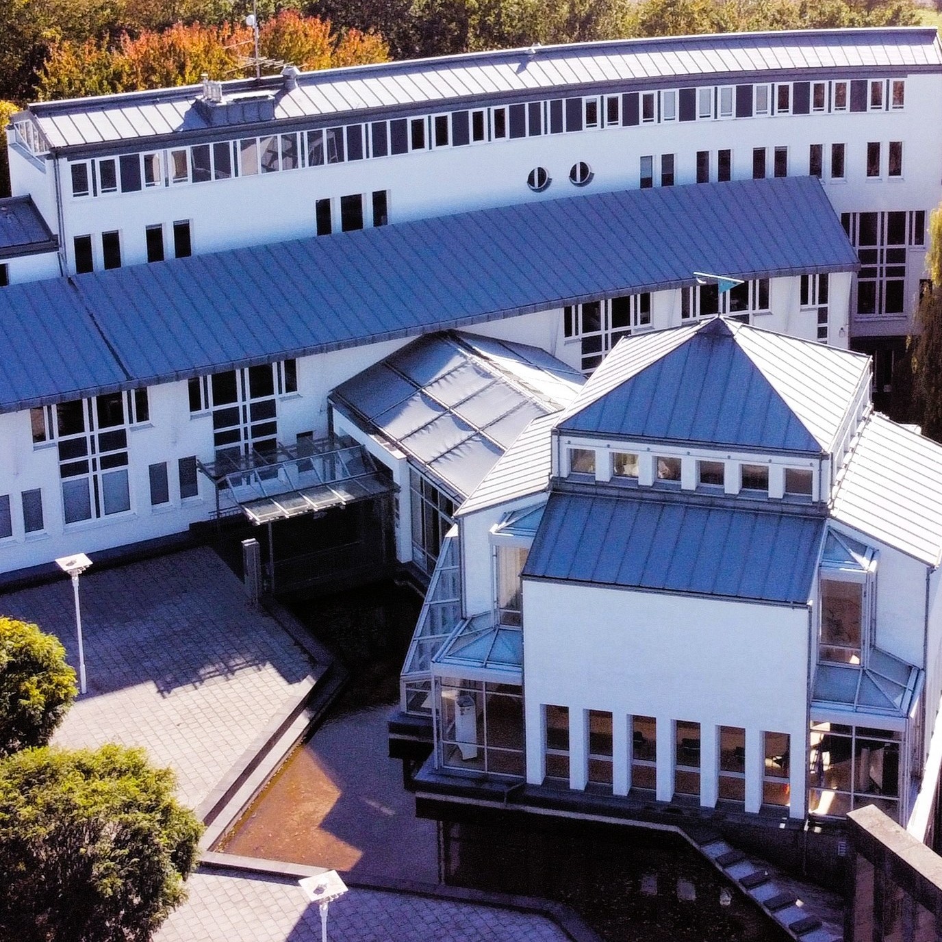 VG-Gebäude Ratssaal Der Eingangsbereich des VG-Gebäudes mit dem Ratssaal sind von oben zu sehen.