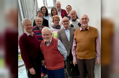 Die Mitglieder des Seniorenbeirates stehen auf einer Treppe neben dem Ratssaal der VG.