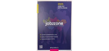 Das Titelblatt zeigt auf lilafarbigem Hintergrund das aus bunten Punkten und Silhouetten von Jugendlichen bestehende Logo von Jobzzone mit dem Schriftzug und der Angabe 2025 Koblenz-Mittelrhein. Darunter sind drei Pfeile, dahinter stehen die Begriffe Ausbildungsstellen, Berufsinformationen und Bewerbungstipps.
